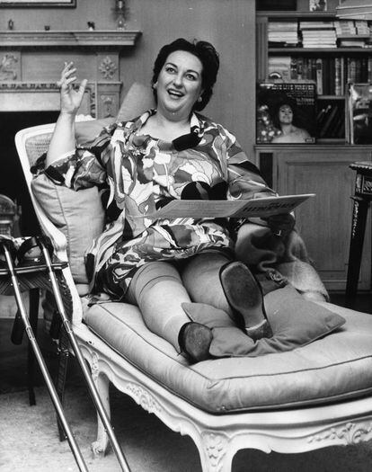 La cantante Montserrat Caballé descansa en un sofá con la pierna lesionada tras sufrir una caída en el Teatro de la Ópera de Londres, en 1968. La artista, que se retiró hace unos años, ofreció más de 4.000 actuaciones a lo largo de su carrera.