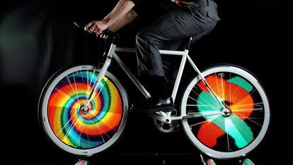 Montar en bici no volverá a ser lo mismo con el sistema MonkeyLight de leds a todo color para las ruedas. 42 figuras distintas con hasta 20 horas de batería que convertirán las rutas nocturnas en todo un espectáculo visual (60 euros).