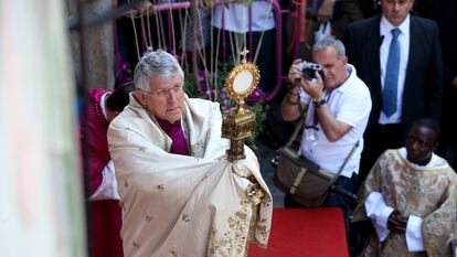 El arzobispo de Toledo, Braulio Rodríguez, en la procesión de la festividad del Corpus Christi en Toledo, en junio de 2015.