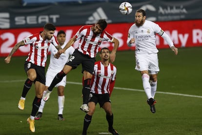 Raúl García (centro) disputa con Sergio Ramos un balón aéreo este jueves en La Rosaleda, con Dani García a su izquierda y Unai Núñez a su derecha.
