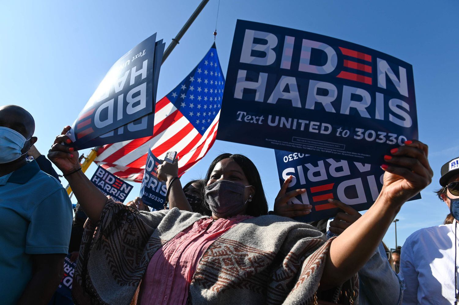 Partidarios de Joe Biden celebran su victoria en las elecciones presidenciales, frente al Chase Center de Wilmington (Delaware) el sábado. 
