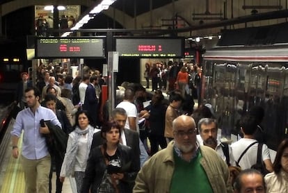 Viajeros en el Metro de Madrid, en una imagen de archivo.