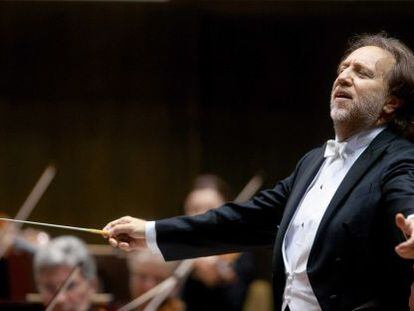 El maestro Riccardo Chailly dirigiendo un concierto sinfónico.