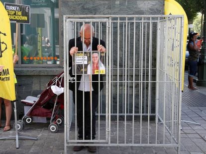 El director de Amnistía Internacional en Bélgica, Philippe Hensmans, posa en una celda frente a la embajada turca en Bruselas en protesta por la detención de su homóloga turca, Idil Eser, el pasado 10 de julio.