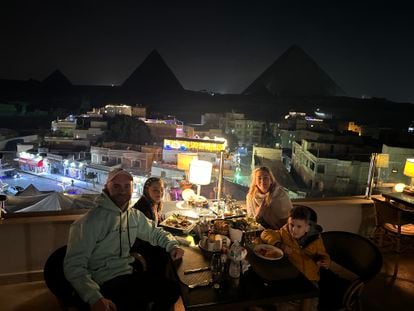 La familia Mola Viajar al completo cenando casi a los pies de las pirámides. 
