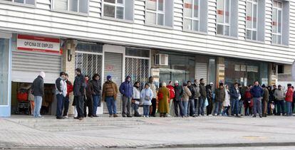 Un grupo de personas espera a la apertura de una oficina del INEM.