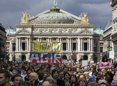 Miles de personas piden la liberación de Ingrid Betancourt en París.
