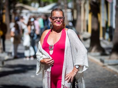 La artista transexual 'La Petróleo' posa para una foto en el barrio de La Viña en Cádiz, este pasado jueves, poco después de descubrir la calle con su nombre.