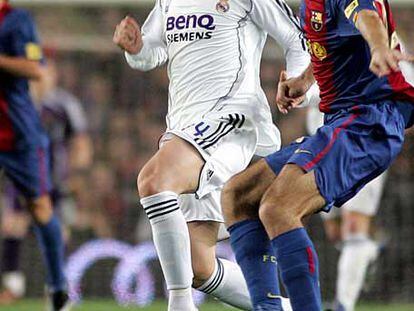 Guti presiona a Oleguer en el Barça-Madrid del sábado.