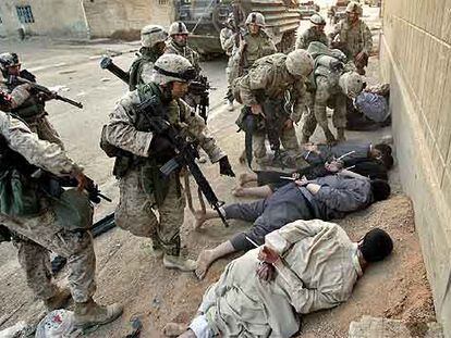 <i>Marines </i> de la V División detienen a varios hombres en el centro de la ciudad iraquí de Faluya en noviembre de 2004.