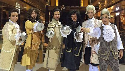 El grupo de los nobles que combaten en la 'flashmob' de 'Scaramouche' (solo falta uno).El maestro Esperanza, a la derecha.