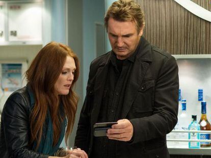 Julianne Moore y Liam Neeson, en la película 'Non-Stop' de Jaume Collet-Serra.