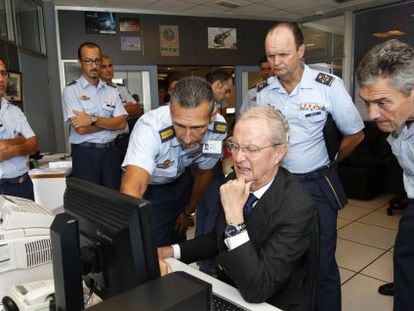 El ministre de Defensa, Pedro Morenés, aquest dimecres al centre coordinador de salvament de Gando (Las Palmas de Gran Canaria).