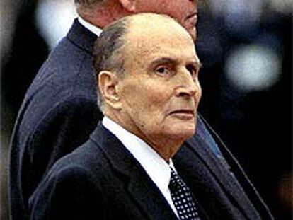 De izquierda a derecha, el canciller alemán Kohl y el presidente francés Mitterrand, en 1994. De Gaulle y Adenauer, en 1961.