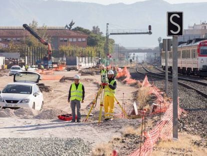 Trabajadores de Adif Alta Velocidad inician las obras de soterramiento de las vías del tren frente a la estación del Carmen (Murcia).