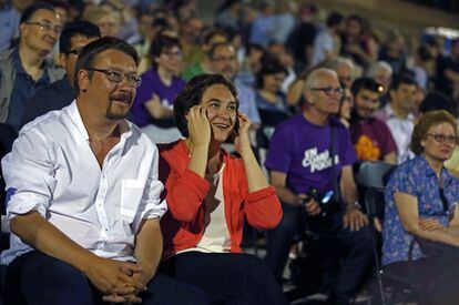 El candidato de En Comú Podem, Xavier Domènech (i), y la alcaldesa de Barcelona, Ada Colau, en Barcelona.