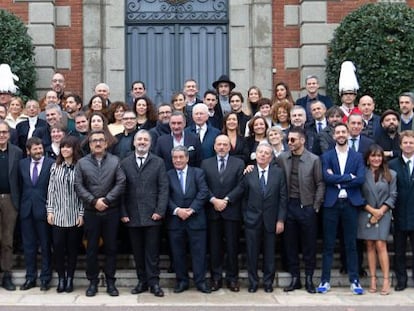 Foto de familia de los premiados, ayer en Barcelona. Entre otros, Javier Monzón, presidente de Prisa, Manuel Mirat, consejero delegado de Prisa, Augusto Delkáder, director editorial de Prisa, y Javier Godó, presidente de Grupo Godó.