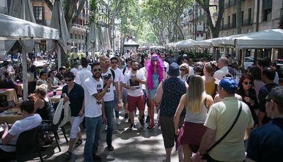 Turistes a la Rambla de Barcelona, abans de la pandèmia.
