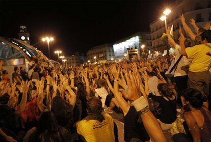 Los indignados que se han concentrado en Sol tras la llegada de las marchas procedente de toda España han protestado a medianoche con un grito mudo.