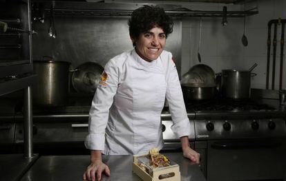 La chef Miriam Hernández posa en el interior del restaurante La Casa del Pregonero, en Chinchón (Madrid).