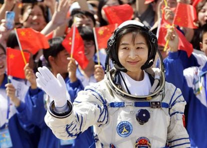 Liu Yang, la primera astronauta china, hoy durante la ceremonia de despegue en el Centro de Lanzamientos de Sat&eacute;lites Jiuquan, en la provincia de Gansu.