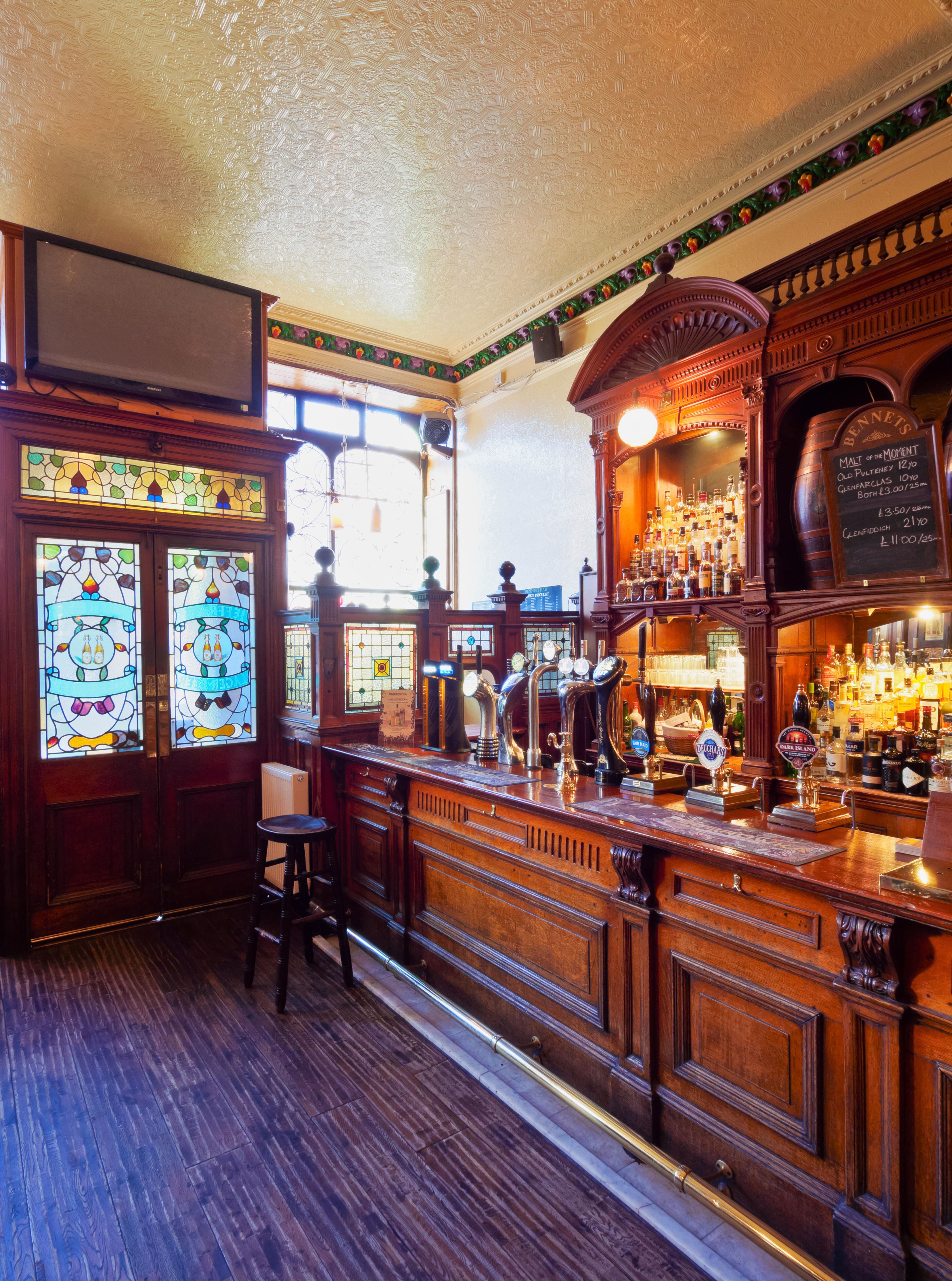 Interior del Bennets Bar, junto al King’s Theatre, famoso por servir 150 tipos de whisky de malta. 