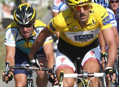 Armstrong y Cancellara, durante la etapa