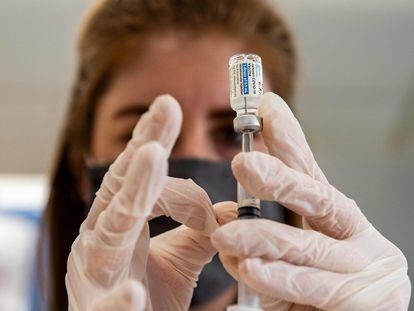 Una farmacéutica de atención primaria se prepara para administrar la vacuna de Johnson & Johnson en un centro médico de Boston, Massachusetts.