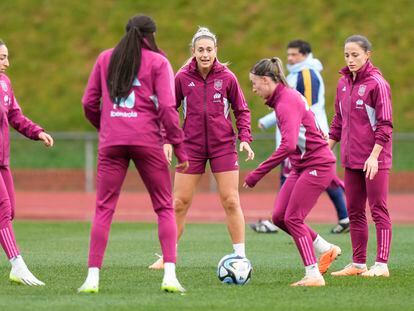 Las jugadoras de la selección española durante un entrenamiento previo al partido ante Países Bajos, en Wellington el martes.