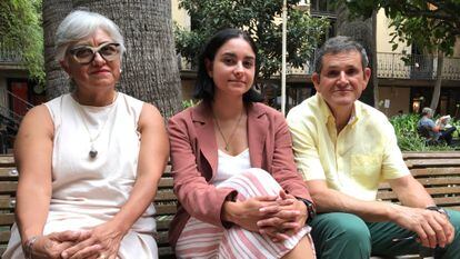 La abogada Helena Monzón (centro), hermana de Cecilia, activista asesinada, junto a sus padres Juan Andrés Monzón y Cecilia Pérez en Barcelona.
