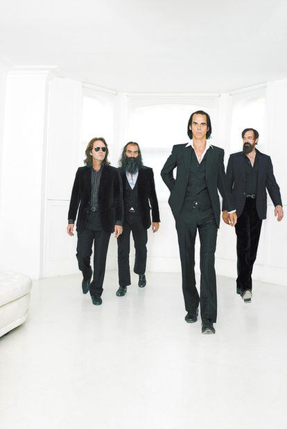 Nick Cave, con 53 años, aprendió a tocar la guitarra para ser parte de Grinderman, la banda en la que el carismático australiano cede el protagonismo. Más rock y la mala leche de siempre: "Molestar a tus detractores no tiene mérito. Cabrear a tus fans es genial".