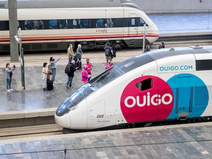 El primer tren de Ouigo llega a la estación de Zaragoza, este lunes.