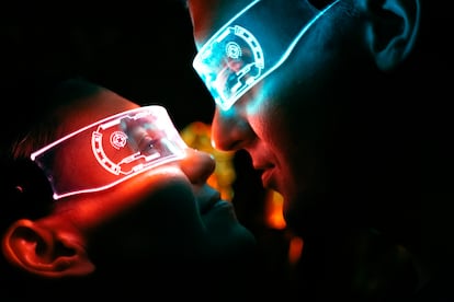 Una pareja se mira a los ojos con mucho amor y unas gafas de realidad virtual.