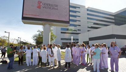 Concentraci&oacute;n en el hospital La Fe en protesta por la gesti&oacute;n del contagio de &eacute;bola en Madrid. 