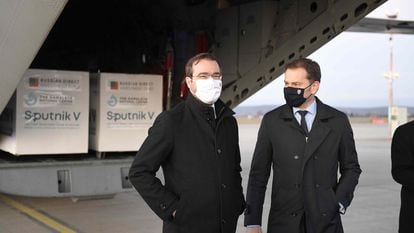 El ya ex primer ministro eslovaco Igor Matovic (derecha) y su ministro de Salud, Marek Krajci, el mes pasado en el aeropuerto de Kosice.