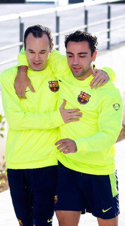 Iniesta y Xavi caminan abrazados la pasada semana por la ciudad deportiva Joan Gamper.