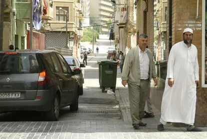 El imán (derecha) que quiere echar a las prostitutas del centro de Cartagena (Murcia).