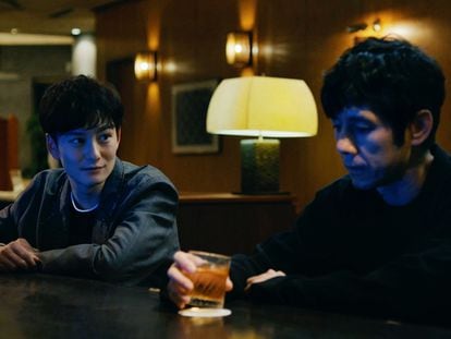 Masaki Okada y Hidetoshi Nishijima, en una escena de 'Drive My Car'.