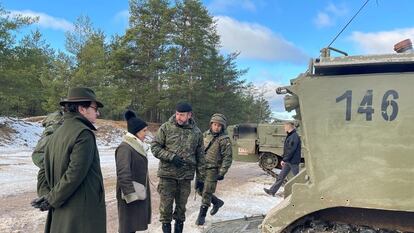 La ministra de Defensa, Margarita Robles, durante su visita al contingente español en la base de Adazi (Letonia), el viernes 27 de enero.