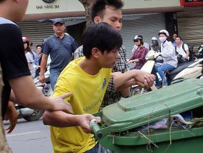 Dos polic&iacute;as de paisano detienen a un manifestante antichino en Hanoi el domingo. 