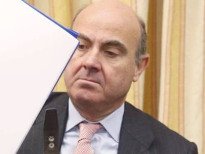 El ministro de Economía y competitividad, Luis de Guindos, momentos antes de comparecer hoy en el Congreso de los Diputados.