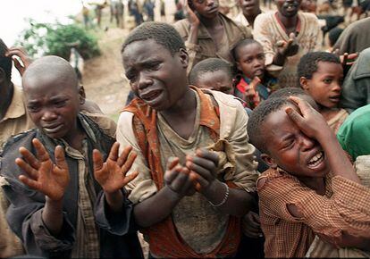 Las matanzas continuaron hasta principios de julio, cuando más de un millón y medio de ruandeses, sobre todo hutus, huyeron a Zaire (actual República Democrática del Congo), Tanzania y Burundi ante el avance de las fuerzas del FPR, que acabó ocupando Kigali y casi todo el país. En la imagen, niños ruandeses imploran a soldados de Zaire que les dejen cruzar la frontera para reunirse con sus madres, que pasaron instantes antes, 20 de agosto de 1994.