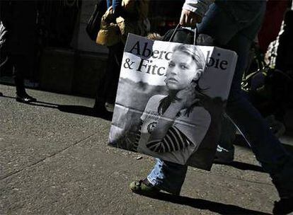 Una compradora, con una bolsa de una tienda de Abercrombie, en las calles de Nueva York.