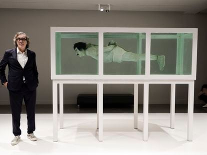 Tatxo Benet posa junto a la obra "Shark", de Davic Cerny, una de las obras que se muestra.