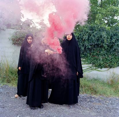 Las estudiantes juegan con una bomba de humo de color durante una excursión. Estambul, Turquia. 12 de julio de 2018.