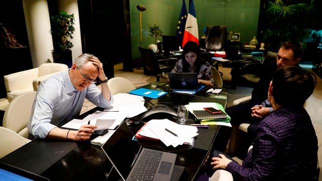 TOPSHOT - French Economy and Finance Minister Bruno Le Maire (L) speaks on the phone with his German counterpart as his advisor Juliette Oury (C), his cabinet deputy director Thomas Revial (2nd R) and French Treasury director Odile Renaud-Basso attend, during a break in a videoconference meeting of the Eurogroup of eurozone finance ministers to discuss coronavirus response on April 7, 2020 at the French Economy ministry in Paris. - EU finance ministers hope to agree a coronavirus economic rescue package for the worst-hit member states on Tuesday, but will fall short of demands from beleaguered Spain and Italy. (Photo by Thomas SAMSON / AFP)