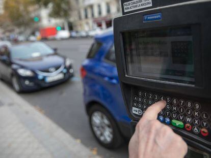 Usuario del SER hace uso de los parquímetros en Madrid.