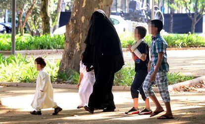 Una mujer vestida con burka en una calle de Lleida.  