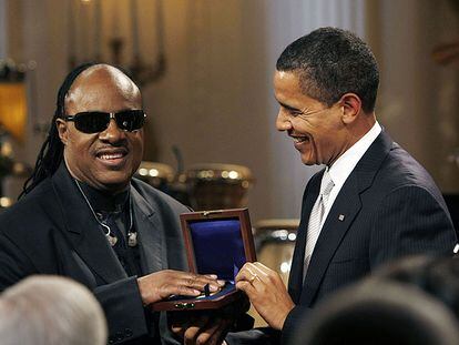 Stevie Wonder, recibe el Premio Gershwin de manos de Obama.