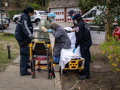 Paramedicos llevan a una paciente con coronavirus al hospital en Yonkers, Nueva York.